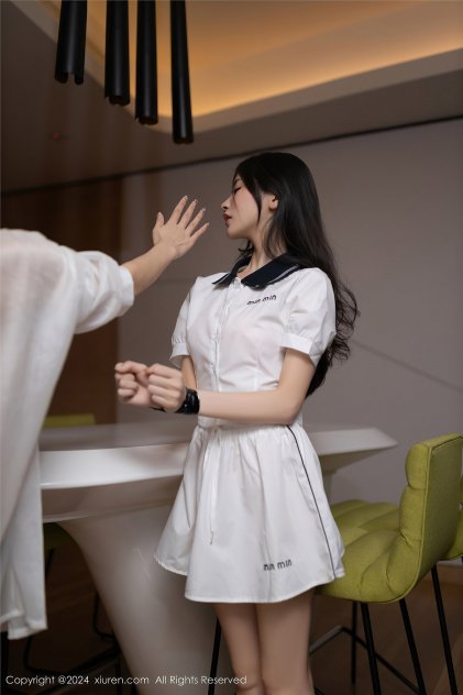 被美女踩在脚下海报