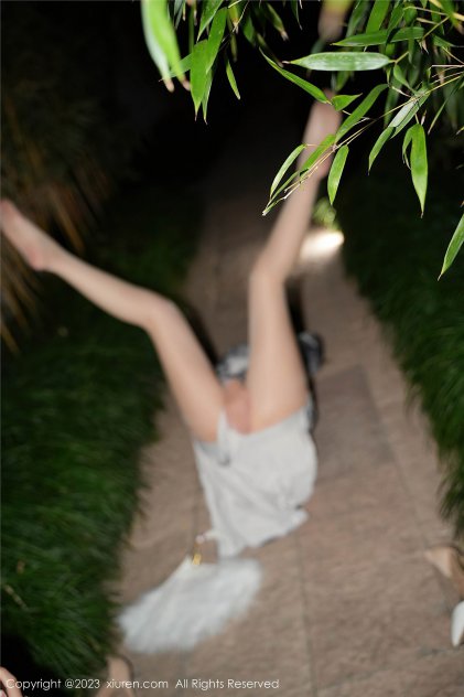 90后贱妞自拍裸照海报