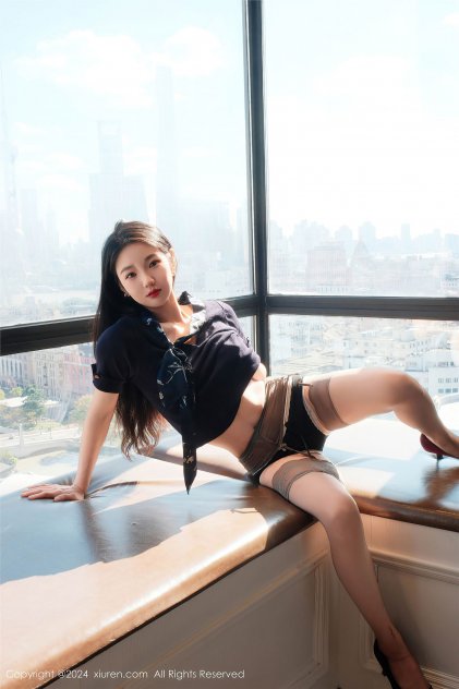 超清日本性感丰满短发美女健身海报