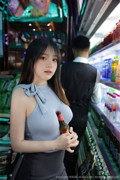 超薄短裙丝袜美女海报