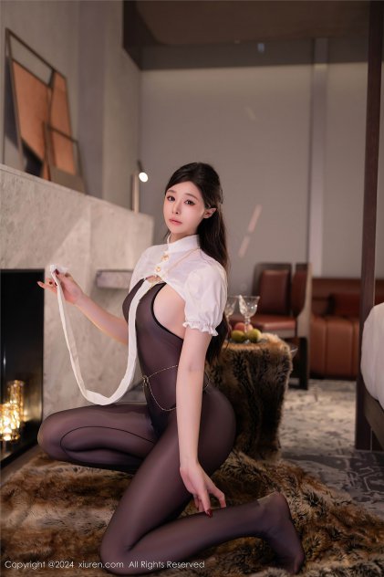 久久精品日本性感内衣美女大胸写真海报